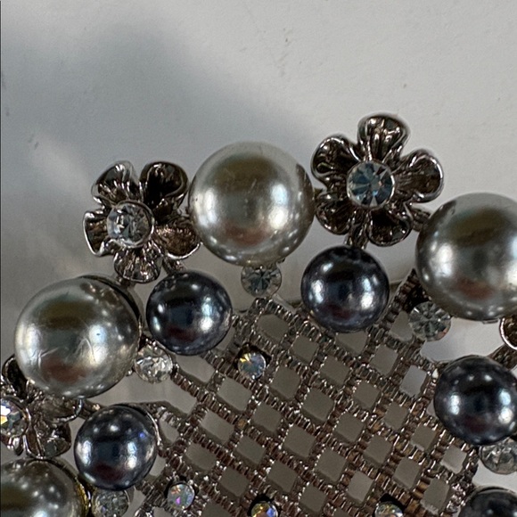 Elegant Silver and Gray Brooch with Pearl Accents - Picture 4 of 6